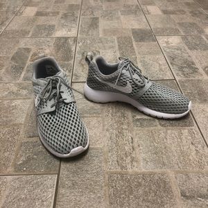 Nike’s Grey Knit Shoes